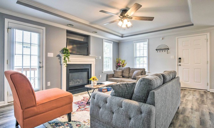Apex Casa | Welcoming Abode w/ Yard ~ 1 Mi to Dtwn Apex!