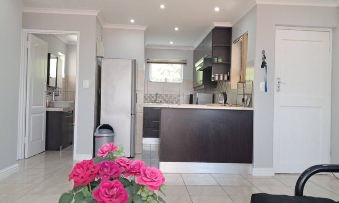 Mountainside Apartamento | Welcoming apartment with ocean view in peaceful Gordon's bay