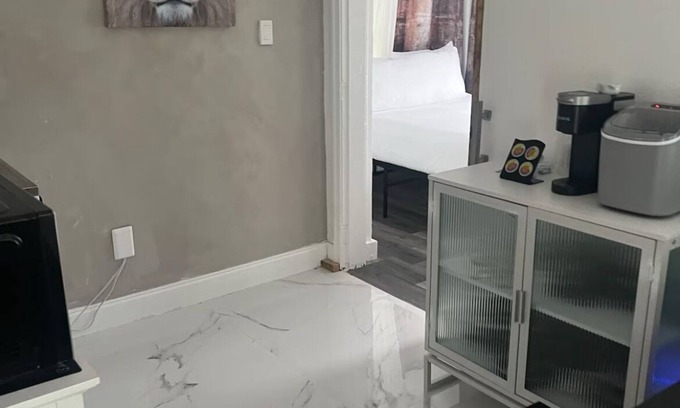 Northeast Miami Apartamento | Welcoming apartment with AC in vibrant Miami