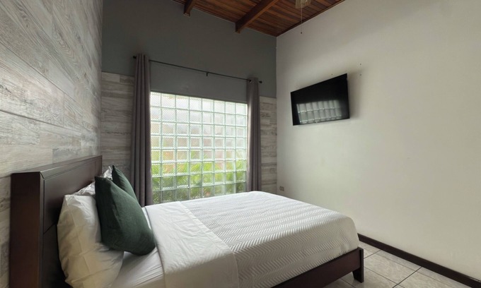 Agonia Cama Y Desayuno | Welcoming bed & breakfast with AC in Alajuela, near the airport,15 minutes away.