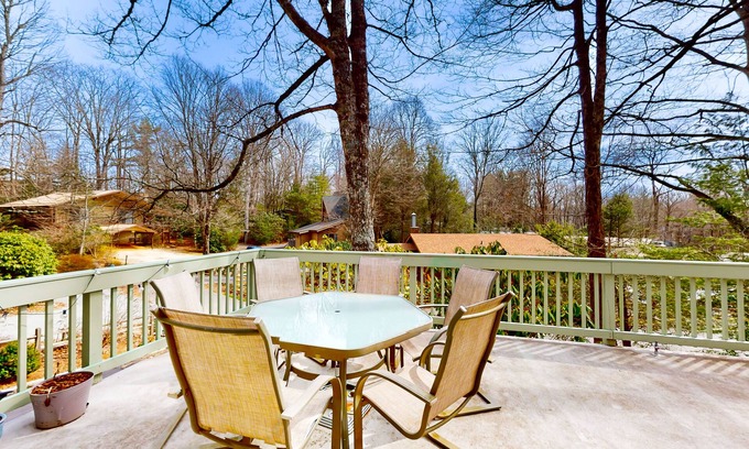 Newland Cabaña | Welcoming cottage with fireplace, tennis court, pool, deck, W/D, & kitchenette