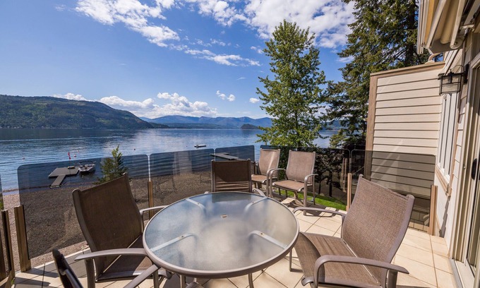 Celista Condominio | Welcoming family-friendly lake front condo on the beautiful, sunny Shuswap Lake!
