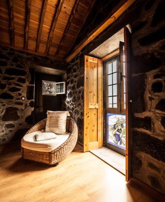 Cais do Pico Casa | Welcoming House in São Roque do Pico with Mountain View