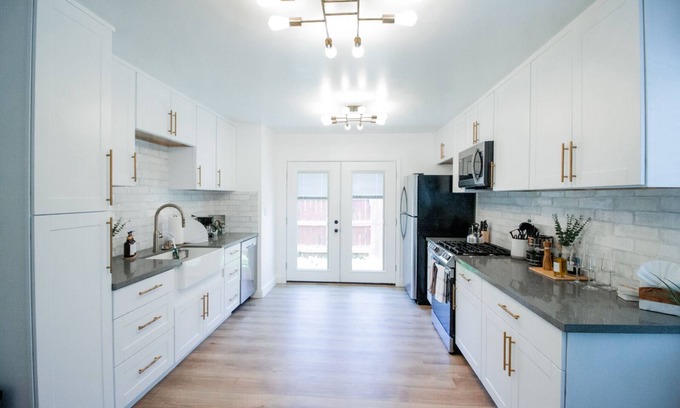 Lawndale Casa | Welcoming & Modern 3BD/2BA Home - Close to SpaceX, LAX, Beaches, & more!