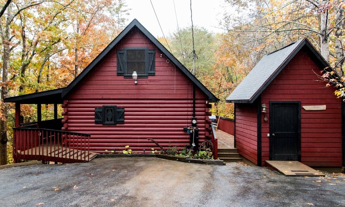 Gatlinburg - Pigeon Forge Cabina | Welcoming Rustic-Style Retreat with Screened in Hot Tub & Indoor Jacuzzi