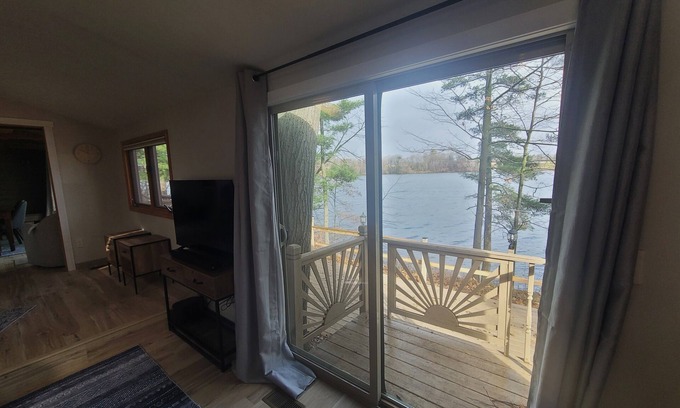 Turtle Lake Cabina | Welcoming & updated Lakefront cabin with AC in Turtle Lake - 2 bedrooms