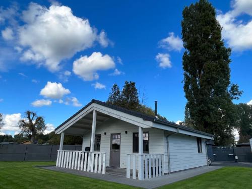 Puurs-Sint-Amands Chalet De Esquí | Welkom bij Mario, Een charmante Chalet gelegen aan een vijver in bosrijke omgeving waar je tot rust kan komen.