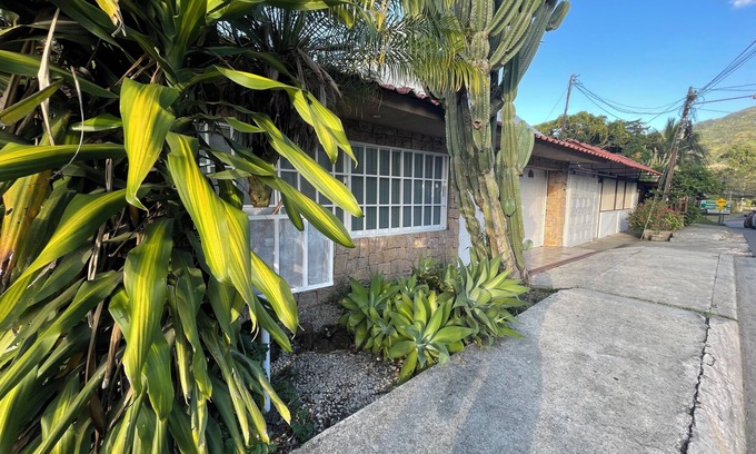 Ciudad Colon Casa | Well-appointed private 3 bedroom house - fast wifi, attached garage, laundry & +