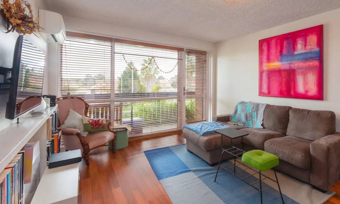 Northcote Apartamento | Well-Appointed Sunny 2 Bedroom Apartment in Northcote With Parking