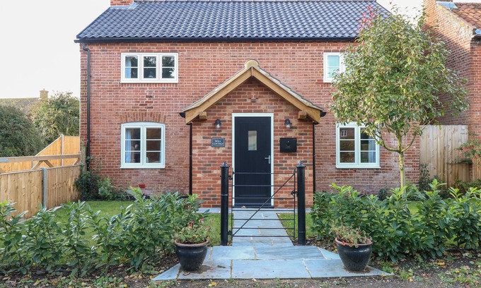 Seething Cabaña | WELL COTTAGE, pet friendly, with open fire in Loddon