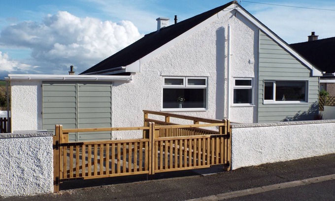 Ty Croes Casa | Well finished quiet home with king sized bed and near the beach.
