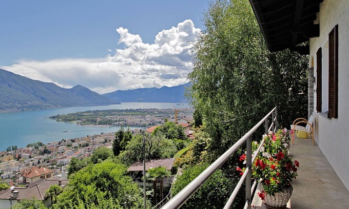 Brione sopra Minusio Casa | Well-kept Ticino detached house on a sunny slope above Locarno with panoramic views