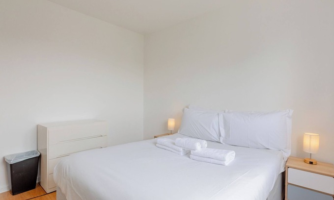 Nine Elms Apartamento | Well-located 3BD Flat with Private Balcony