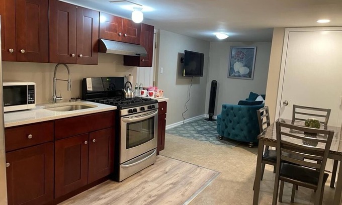 Queens Casa | Well maintained 2 bedroom minutes away from JFK airport