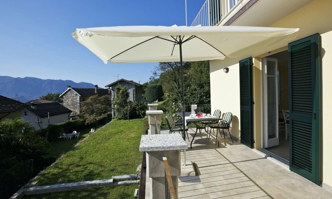 Gonte Apartamento | Bien mantenido apartamento de 3½ habitaciones con jardín, balcón y hermosa vista al lago