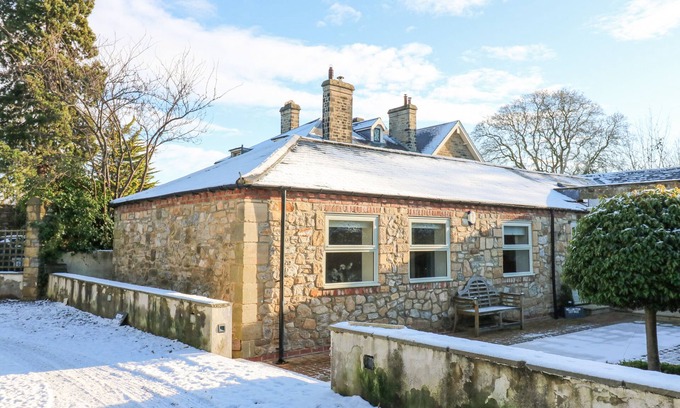 Richmond Cabaña | WELLINGTON LODGE COTTAGE, pet friendly in Middleton Tyas