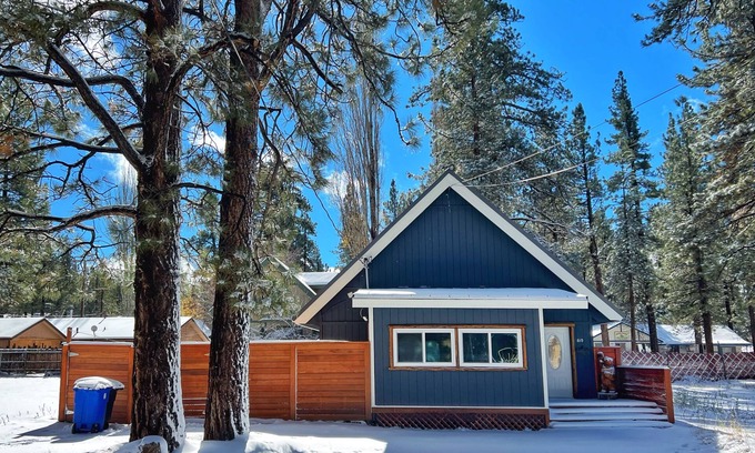 Big Bear City Cabina | Wellness & Romantic Retreat among the Trees