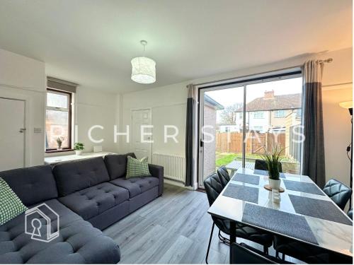 Alperton Casa | Wembley Large 4-Bedroom House, Driveway and Garden