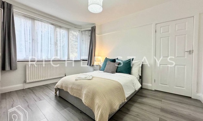 Alperton Casa | Wembley Large 4-Bedroom House | Driveway & Garden
