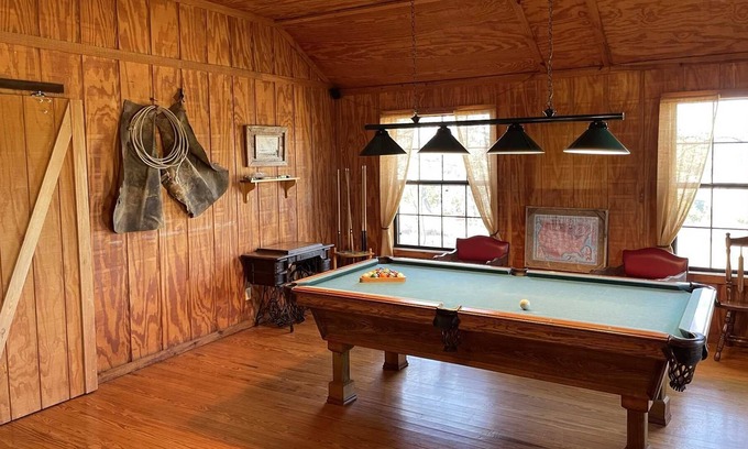 Bandera Casa | West 1077 Guest Ranch - Hackberry Room 9