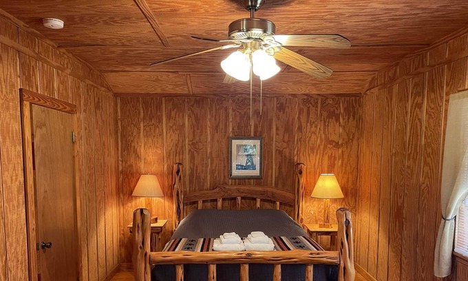 Bandera Casa | West 1077 Guest Ranch - Hackberry Room 10
