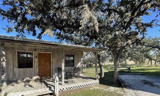 Bandera Casa | West 1077 Guest Ranch - Red Oak Room 5