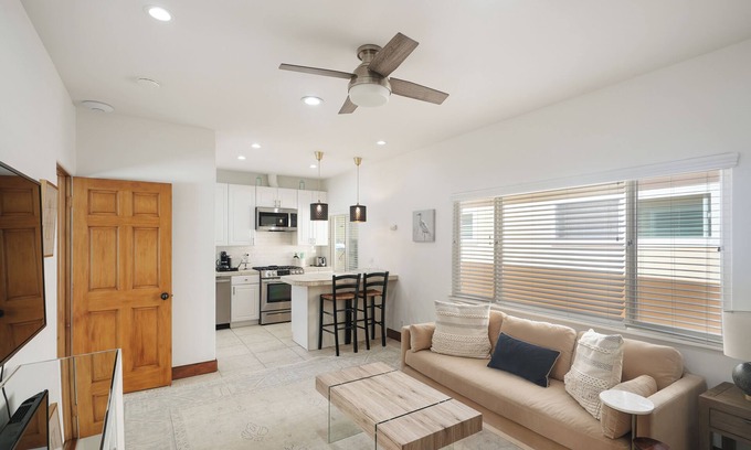 Santa Barbara Apartamento | West Beach Apartment #10 — blocks to the Beach, Downtown State St. & Funk Zone