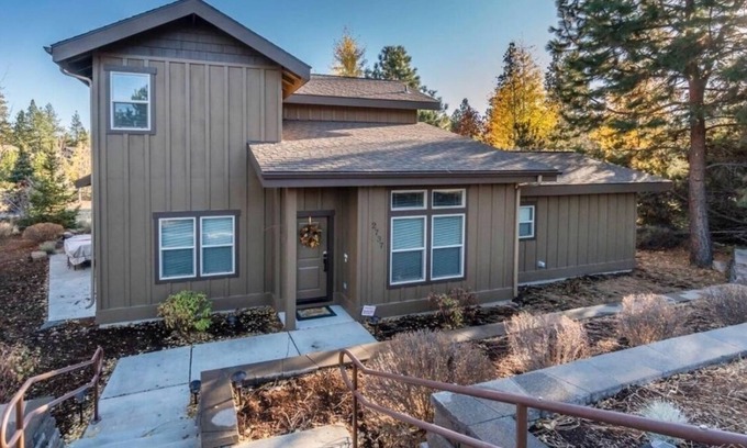 Broken Top Casa | West Bend Bike and Ski Getaway Hot Tubs Ready