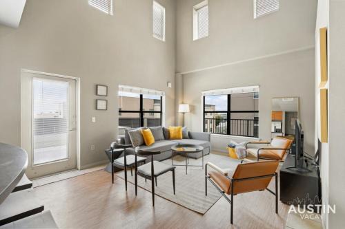 West Campus Apartamento | West Campus 8BR 5BA Dual Retreat Near Zilker, SXSW and Downtown by Austin Vacay