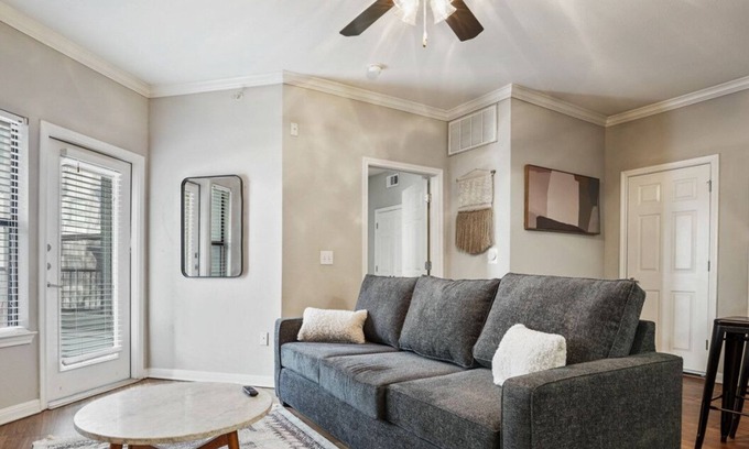 West Campus Apartamento | West Campus Accommodations + Pool + King Bedrooms