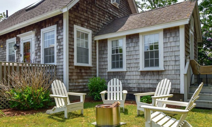 West Dennis Casa | West Dennis Home Walk to S. Village Beach!