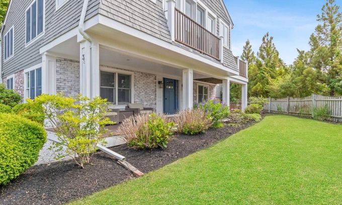 Provincetown Condominio | West End, 2 habitaciones, 2 baños, terraza privada, patio y estacionamiento