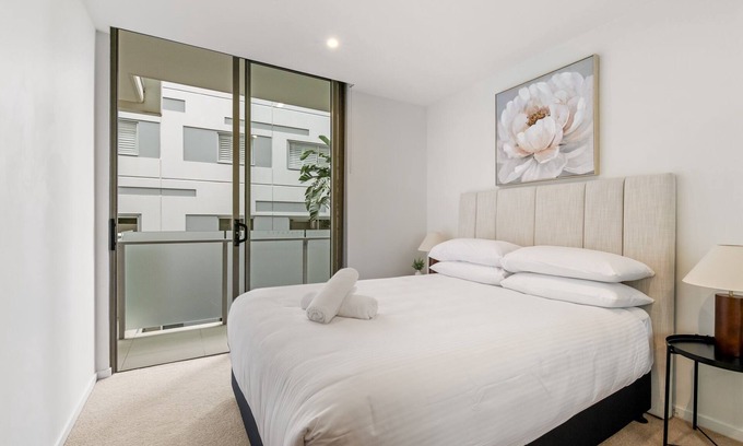 West End Apartamento | West End Flat with Pool and BBQ Access
