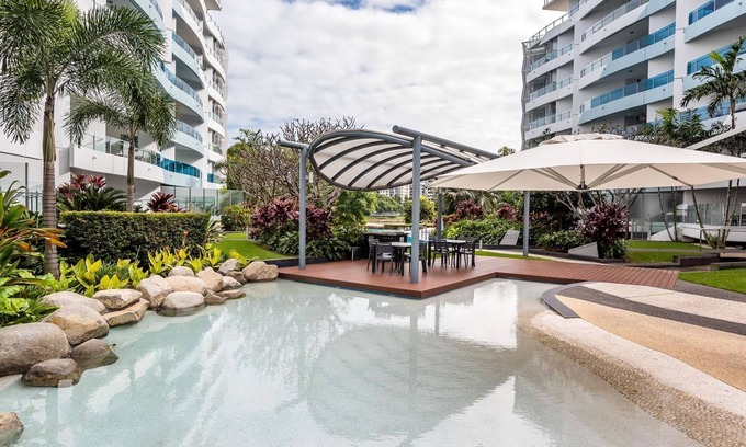 West End Apartamento | West End Getaway - Heated Pool!