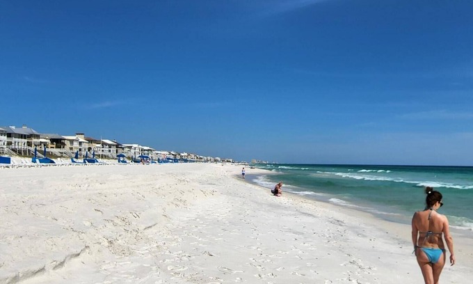 Sunnyside Condominio | West End! Gulf and Lake Front Condo in Pinnacle Port Condominiums!