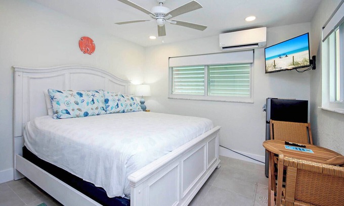 Tradewinds Cabaña | West End Paradise 3M Sanddollar 7 - Quaint Hotel Style Room near the Beach