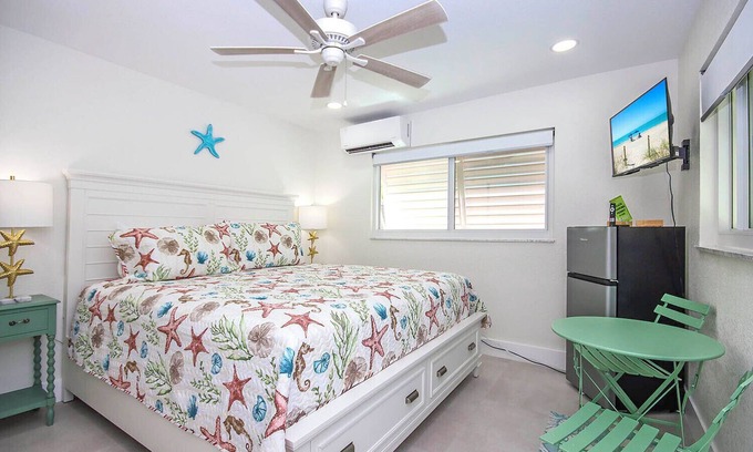 Tradewinds Cabaña | West End Paradise 1M Starfish 1 - Quaint Hotel Style Room near the Beach