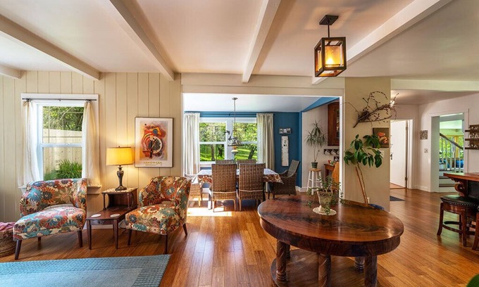 Pacific Casa | West End Retreat -Remodeled farmhouse, 1/2 mile to river