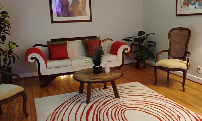 Winston - Salem Apartamento | WEST END WHISPER 3 minute walk or drive to Everything. Prime location.