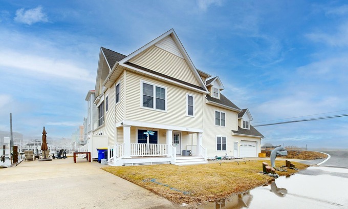 Worcester County Casa | West Fenwick home w/deck, patio, firepit, balcony & grill