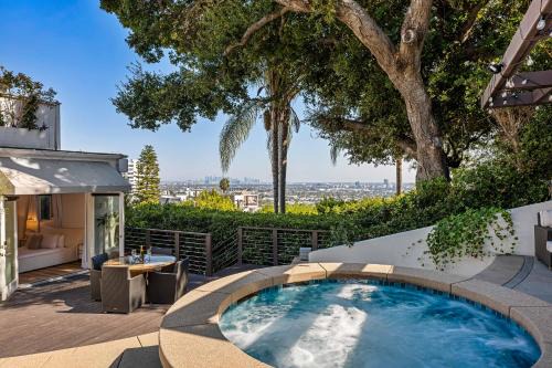 Hollywood Hills West Casa | West Hollywood Hills Jacuzzi and Beautiful View