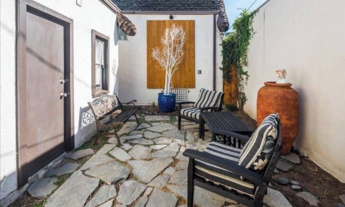 Melrose Casa | West Hollywood Little House con patio trasero y garaje.