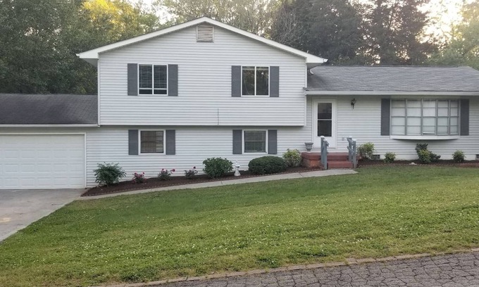 Cedar Bluff Casa | West Knoxville near I-40/Easy access to all Knoxville/Pet friendly/15 min to UT