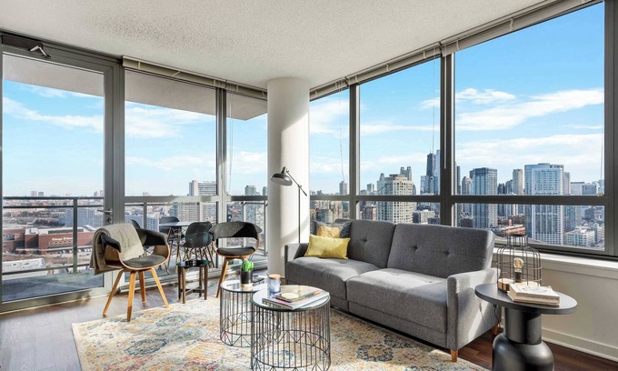 Downtown Chicago Apartamento | West Loop Luxe 2BR: Balcony, Skyline Views