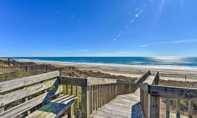 Emerald Isle Condominio | ¡NUEVO! 'West of the Moon' Ocean Apt w / Beach Access!