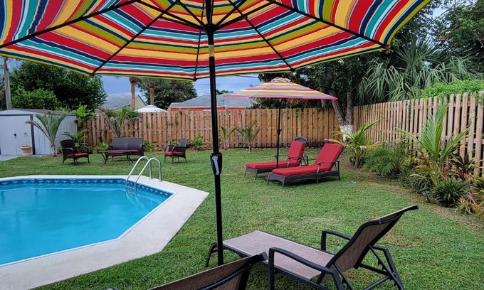 Poiciana Park II Casa | West Palm Beach Tropical Oasis