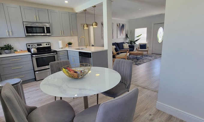 Poiciana Park II Casa | West Palm Beach Tropical Oasis-5 minutes from Downtown West Palm Beach Florida