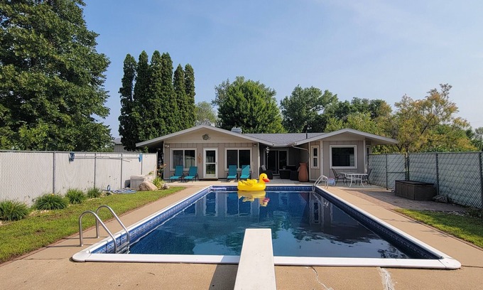 Sioux Falls Casa | West Sioux Falls Retreat - private 3-bedroom acreage with pool