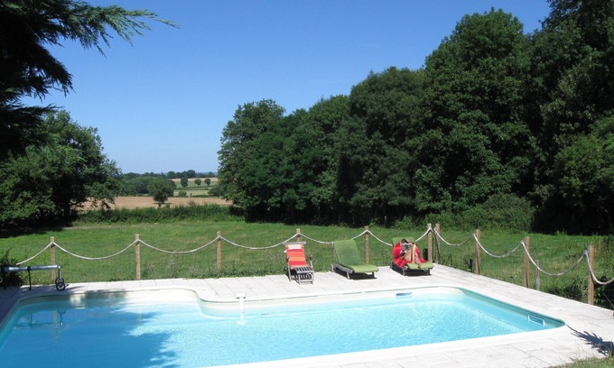Theneuille Apartamento | West wing of 17th century manoir in the heart of La France Profonde