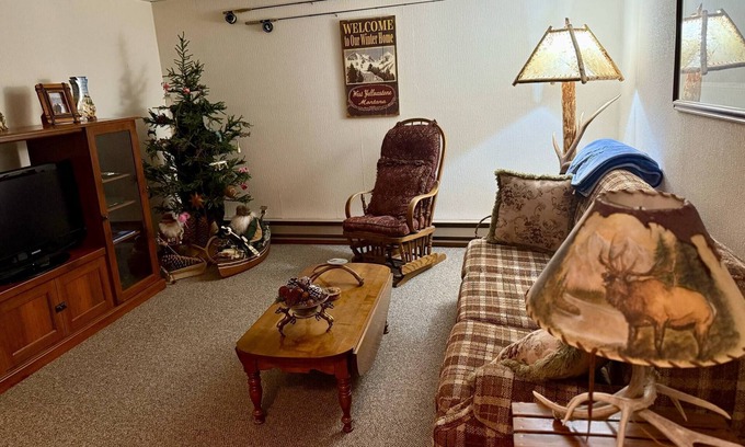 West Yellowstone Condominio | West Yellowstone/Intown Condo. Snowmobiling directly from front door. Hiking